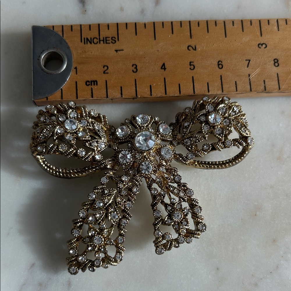 Vintage Elegant Gold Bow Brooch with Crystals collector item - Picture 4 of 8
